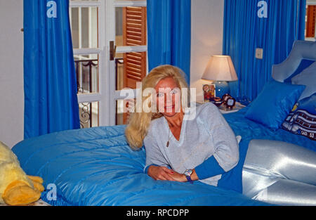 Gunilla Gräfin von Bismarck im Schlafzimmer in ihrem Haus Casa Ann Mari in Marbella, Spanien 1999. Gunilla Countess von Bismarck at her bedroom of her villa Casa Ann Mari at Marbella, Spain 1999. Stock Photo