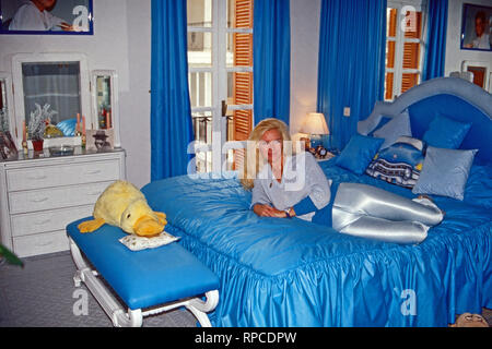 Gunilla Gräfin von Bismarck im Schlafzimmer in ihrem Haus Casa Ann Mari in Marbella, Spanien 1999. Gunilla Countess von Bismarck at her bedroom of her villa Casa Ann Mari at Marbella, Spain 1999. Stock Photo