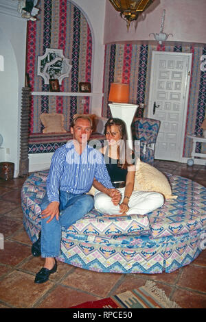 Carl Eduard von Bismarck-Schönhausen im Atrium mit seiner zweiten Ehefrau Celia Demaurex in Marbella, Spanien 2000. Carl Eduard von Bismarck-Schoenhausen with his second wife Celia Demaurex at Marbella, Spain 2000. Stock Photo