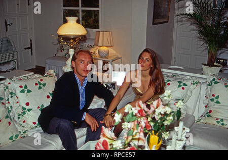 Carl Eduard von Bismarck-Schönhausen mit seiner zweiten Ehefrau Celia Demaurex in Marbella, Spanien 2000. Carl Eduard von Bismarck-Schoenhausen with his second wife Celia Demaurex at Marbella, Spain 2000. Stock Photo