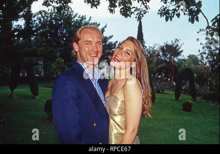 Carl Eduard von Bismarck-Schönhausen mit seiner zweiten Ehefrau Celia Demaurex im Garten der Casa Vanessa  in Marbella, Spanien 2000. Carl Eduard von Bismarck-Schoenhausen with his second wife Celia Demaurex in the garden of Casa Vanessa at Marbella, Spain 2000. Stock Photo