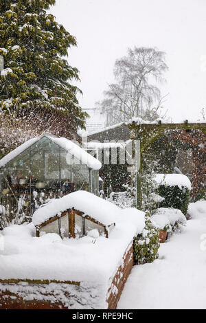 BGFYJJ English garden covered in snow Stock Photo - Alamy
