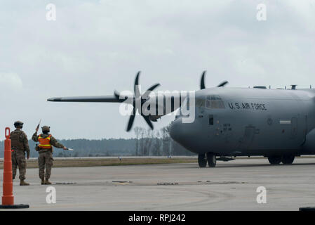 An airman from the 821st Contingency Response Squadron offload simulated humanitarian aid from a C-130J Super Hercules to the cargo area Feb. 20, 2019, during exercise Turbo Distribution 19-1. Turbo Distribution 19-1 is a Joint Task Force-Port Opening exercise designed to train personnel to rapidly respond to humanitarian aid/disaster response missions in austere locations, set up basic infrastructure and receive/begin initial theatre distribution of cargo.(U.S. Air Force photo by SrA James Merriman/ Released) Stock Photo