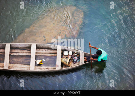 MEGHALAYA, INDIA, September 2018, Boatman rows his boat at Umngot River, Dawki Stock Photo