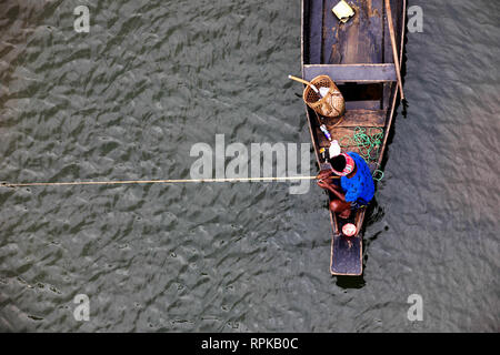 MEGHALAYA, INDIA, September 2018, Boatman rows his boat at Umngot River, Dawki Stock Photo