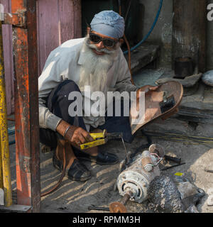 Welder working in workshop, Jaipur, Rajasthan, India Stock Photo