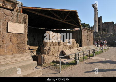 Rome. Italy. Roman Forum (Foro Romano), the temple of Julius Caesar (Ara di Cesare). Stock Photo
