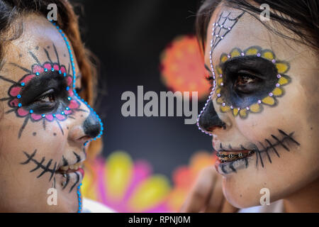 Estudiantes de preparatoria con maquillaje de catrina  en sus rostros, durante  festival  de altares previo al día de muertos llevado a cabo en la pla Stock Photo