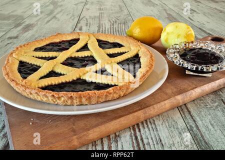 crostata alla marmellata di more cruda dall'alto Stock Photo - Alamy