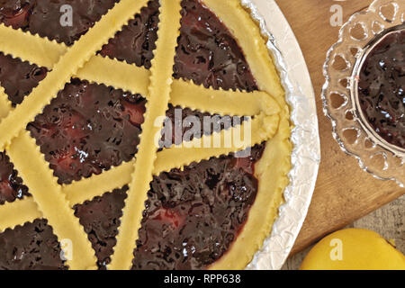 crostata alla marmellata di more cruda dall'alto particolare Stock Photo -  Alamy
