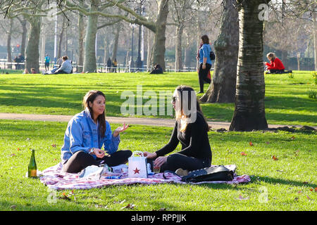 St James's Park. London, UK. 22nd Feb, 2019. People enjoying the warm weather in St James's Park. The Met Office is predicting temperatures in the UK could break records this weekend, with high pressure from Europe bringing dry and sunny weather. Credit: Dinendra Haria/Alamy Live News Stock Photo