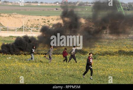 Khan Younis, Gaza Strip, Palestinian Territory. 22nd Feb, 2019. Palestinian protesters clash with Israeli troops following the tents protest where Palestinians demand the right to return to their homeland, at the Israel-Gaza border, in Khan Younis in the southern Gaza Strip, February 22, 2019. A Palestinian boy was killed and at least 30 protesters were injured by Israeli security forces during clashes along the Gaza border, the health ministry in Hamas-run enclave said Credit: Ashraf Amra/APA Images/ZUMA Wire/Alamy Live News Stock Photo