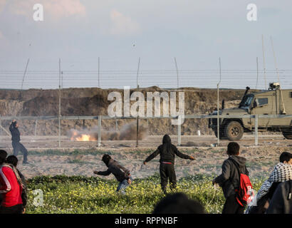 Gaza, Gaza, Gaza. 22nd Feb, 2019. Palestinians seen throwing stones at Israeli forces during clashes following the ''Great March of Return'' demonstration in Shuja'iyya neighborhood of Gaza City, Gaza. Credit: Nidal Alwaheidi/SOPA Images/ZUMA Wire/Alamy Live News Stock Photo