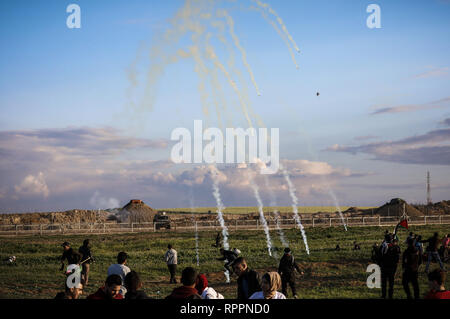 Gaza, Gaza, Gaza. 22nd Feb, 2019. Tear gas seen being fired onto Palestinians during clashes following the ''Great March of Return'' demonstration in Shuja'iyya neighborhood of Gaza City, Gaza. Credit: Nidal Alwaheidi/SOPA Images/ZUMA Wire/Alamy Live News Stock Photo