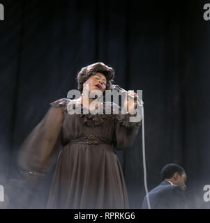 Die amerikanische Jazzsängerin Ella Fitzgerald bei ihrem Auftritt am 11. Februar 1968 in Berlin, Deutschlandhalle. 11 February 1968 at the Deutschlandhalle in Berlin. Ella Fitzgerald was on a 21-city tour of Eastern and Western Europe. Stock Photo