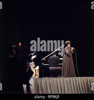 Die amerikanische Jazzsängerin Ella Fitzgerald bei ihrem Auftritt am 11. Februar 1968 in Berlin, Deutschlandhalle. Am Piano begleitet von Tee Carson. 11 February 1968 at the Deutschlandhalle in Berlin. Ella Fitzgerald was on a 21-city tour of Eastern and Western Europe, accompanied by the Tee Carson Trio, with Tee Carson on piano. Stock Photo