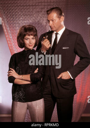 DIE UNSICHTBAREN KRALLEN DES DR. MABUSE / Deutschland 1962 / Harald Reinl LEX BARKER (Joe Como) und KARIN DOR (Liane Martin), Aufnahme zu 'Dr. Mabuse', 1962 Stock Photo