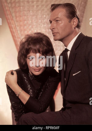 DIE UNSICHTBAREN KRALLEN DES DR. MABUSE / Deutschland 1962 / Harald Reinl LEX BARKER (Joe Como) und KARIN DOR (Liane Martin), Aufnahme zu 'Dr. Mabuse', 1962 38696 Stock Photo