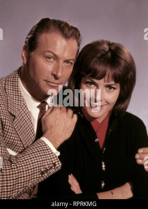 DIE UNSICHTBAREN KRALLEN DES DR. MABUSE / Deutschland 1962 / Harald Reinl LEX BARKER (Joe Como) und KARIN DOR (Liane Martin), Aufnahme zu 'Dr. Mabuse', 1962 38696 Stock Photo