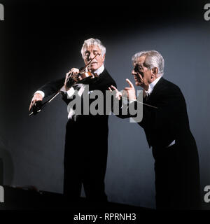 SONNY BOYS / D 1982 / Rolf von Sydow / JOHANNES HEESTERS (Al Lewis), CARL-HEINZ SCHROTH (Willie Clark) Al und Willie in einem Sketch als Geiger und Dirigent.  kpa/Grimm 29409 Stock Photo
