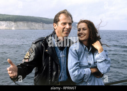 EIN BAYER AUF RüGEN / Lauter überraschungen D 1992 / Wigbert Wicker Machen einen Ausflug über die Insel: Valentin (WOLFGANG FIEREK) und Hanna (SIMONE THOMALLA). 36850 / Überschrift: EIN BAYER AUF RüGEN / D 1992 Stock Photo