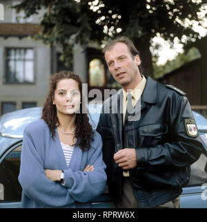 EIN BAYER AUF RüGEN / Lauter Überraschungen D 1992 / Wigbert Wicker Polizist Valentin (WOLFGANG FIEREK) und Kollegin Hanna (SIMONE THOMALLA). 36850 / Überschrift: EIN BAYER AUF RüGEN / D 1992 Stock Photo