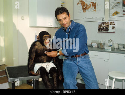 UNSER CHARLY / Kleiner Affe - große Liebe D 1995 / Dr. Martin (RALPH SCHICHA) und sein neuer Patient, ein kleiner Schimpanse. / Überschrift: UNSER CHARLY / D 1995