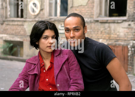 DIE PUTZFRAUENINSEL / D 1996 / Peter Timm / JASMIN TABATABAI (Irma), KEVIN IBEKA (Eugen) 39881# / Überschrift: DIE PUTZFRAUENINSEL / D 1996 Stock Photo