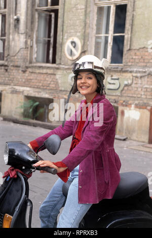 DIE PUTZFRAUENINSEL / D 1996 / Peter Timm / JASMIN TABATABAI (Irma) 39881# / Überschrift: DIE PUTZFRAUENINSEL / D 1996 Stock Photo