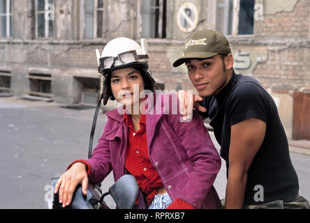 DIE PUTZFRAUENINSEL / D 1996 / Peter Timm / JASMIN TABATABAI (Irma), KEVIN IBEKA (Eugen) 39881# / Überschrift: DIE PUTZFRAUENINSEL / D 1996 Stock Photo