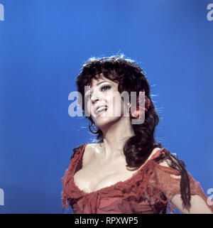 Die amerikanische Sopranistin Anna Moffo bei einem TV-Auftritt in den 1970er Jahren. US-American soprano Anna Moffo at a TV performance in 1970s. Stock Photo