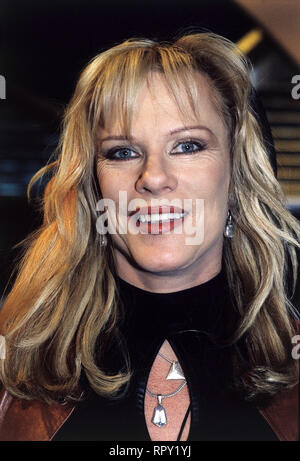 100 JAHRE UND MEHR... / Live Gala zum Geburtstag des deutschen Kabarett / Die ersten deutschen Kabarett-Macher des vorigen Jahrhunderts stießen in eine Marktlücke: In dieser Form hatte es gehobene Unterhaltungskunst bislang noch nicht gegeben. Dass das deutsche Kabarett heute noch diesen Stellenwert einnimmt, beweisen die Künstler, die bei der 3sat-Gala zum 100.Geburtstag des deutschen Kabaretts dabei sein werden. Wie LISA FITZ: Die Schauspielerin, Kabarettistin und Sängerin beantwortet die immer wieder gestellten Fragen: Wie is'n die in echt? Schlägt sie Männer? Ist sie zu Hause auch so? P/Fi Stock Photo