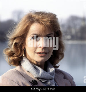 Die Wiener Schauspielerin SENTA BERGER, ca. 1990. Austrian actress Senta Berger, 1990. / Überschrift: SENTA BERGER