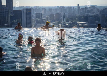 The wonderful rooftop infinity pool in Singapore Stock Photo