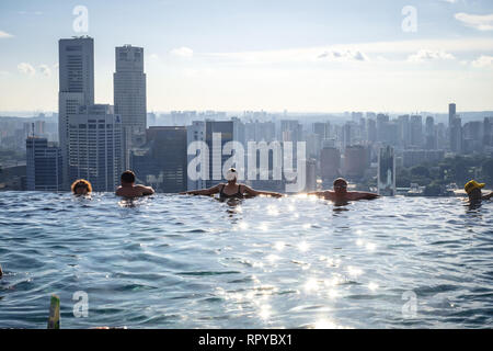 The wonderful rooftop infinity pool in Singapore Stock Photo