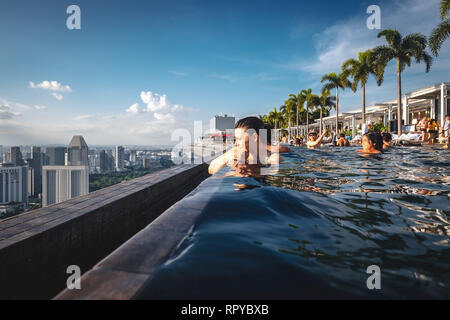 The wonderful rooftop infinity pool in Singapore Stock Photo