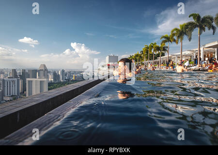 The wonderful rooftop infinity pool in Singapore Stock Photo