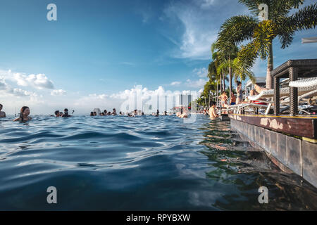 The wonderful rooftop infinity pool in Singapore Stock Photo