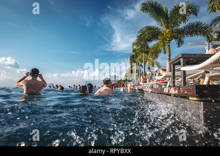 The wonderful rooftop infinity pool in Singapore Stock Photo