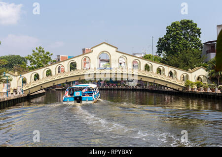 River Cruise Boat on the Melaka River, Melaka, Malaysia. Stock Photo