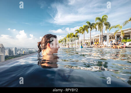 The wonderful rooftop infinity pool in Singapore Stock Photo