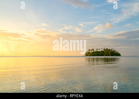 Muri Lagoon at sunrise in Rarotonga in the Cook Islands Stock Photo