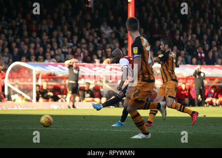 London, UK. 23rd Feb, 2019. Kamohelo Mokotjo of Brentford (L) scores his team's first goal. EFL Skybet championship match, Brentford v Hull City at Griffin Park on Saturday 23rd February 2019 . this image may only be used for Editorial purposes. Editorial use only, license required for commercial use. No use in betting, games or a single club/league/player publications. pic by Steffan Bowen/Andrew Orchard sports photography/Alamy Live news Credit: Andrew Orchard sports photography/Alamy Live News Stock Photo