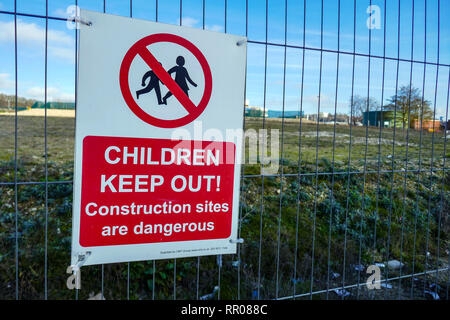 Warning sign on wire fence, children keep out of building site, Luton Airport, Luton, London, England, UK Stock Photo