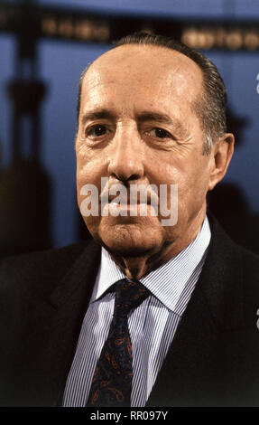 Journalist, TV correspondent, author and Middle East expert Peter Scholl-Latour in 1988. Journalist und Nahost-Experte PETER SCHOLL - LATOUR - Aufnahme von 1988 / Überschrift: Peter Scholl-Latour Stock Photo