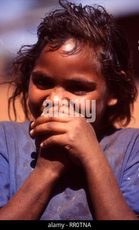 HAPPY TEENAGE ABORIGINAL GIRL, YUELAMU ABORIGINAL COMMUNITY (MOUNT ALLAN SCHOOL) NORTHERN TERRITORY, AUSTRALIA. Stock Photo