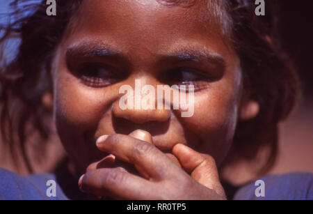 HAPPY TEENAGE ABORIGINAL GIRL, YUELAMU ABORIGINAL COMMUNITY (MOUNT ALLAN SCHOOL) NORTHERN TERRITORY, AUSTRALIA. Stock Photo
