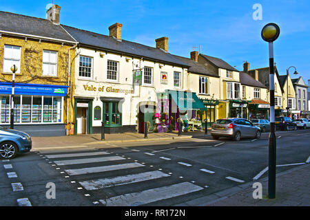 A general street view of the High Street in Cowbridge with it's eclectic mix of famous brands and small local specialist shops.Vale of Glamorgan pub. Stock Photo
