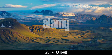 View over the mountains near Alftavatn, from Jokultungur on the Laugavegur hiking trail. Central Highlands, Sudhurland, Iceland. Stock Photo