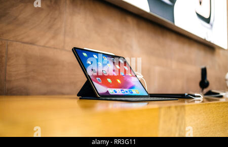 PARIS, FRANCE - NOV 7, 2018: Side view hero object of new Apple iPad Pro with Face ID, A12X Bionic with Neural Engine and thin completely redesigned body Stock Photo